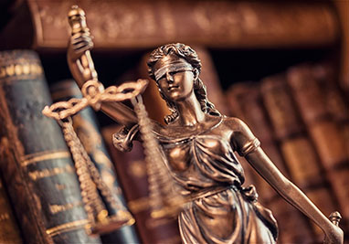 Família feliz reunida utilizando o mesmo celular sentados no sofá