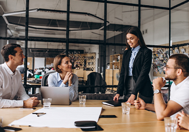 Casal feliz aparentemente recém chegados à uma nova casa