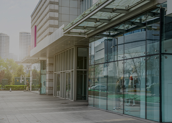 Um homem segurando um MDF em formato de casa