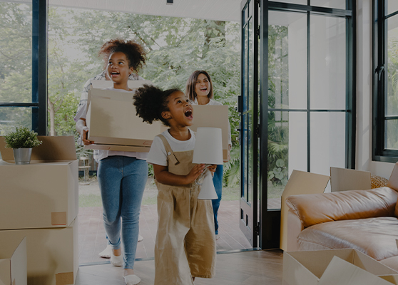 Foto da paisagem da lateral de um carro, no pôr do Sol em uma pista