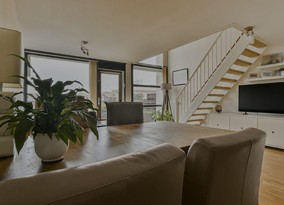 Um homem segurando um MDF em formato de casa