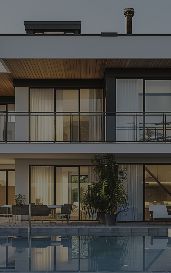 Foto de uma mesa de reunião com algumas pessoas e objetos sobre a mesa